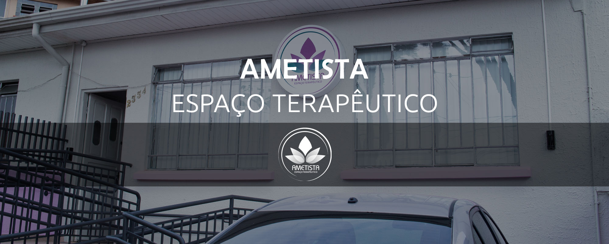 Imagem com uma foto tirada com a fachada da loja